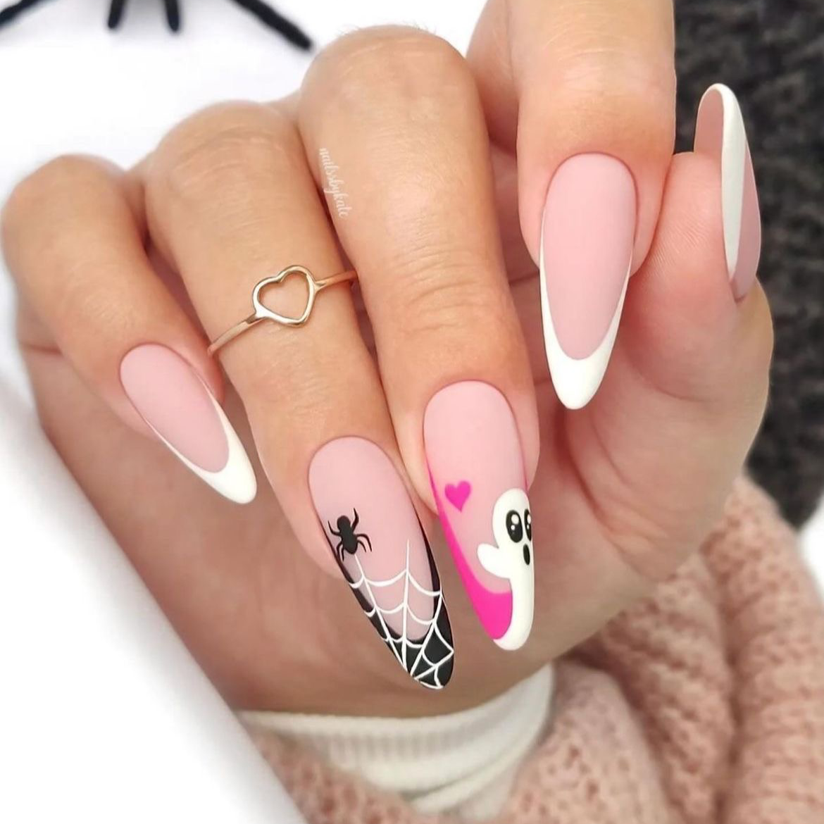 Chic Spider Nails