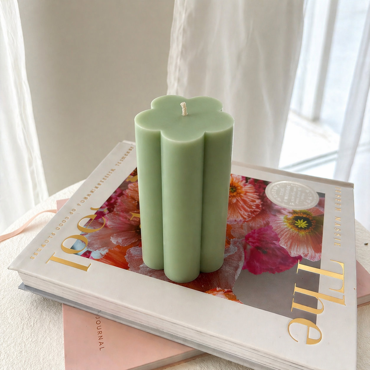 Flora Lumi Scented Candle (Green)