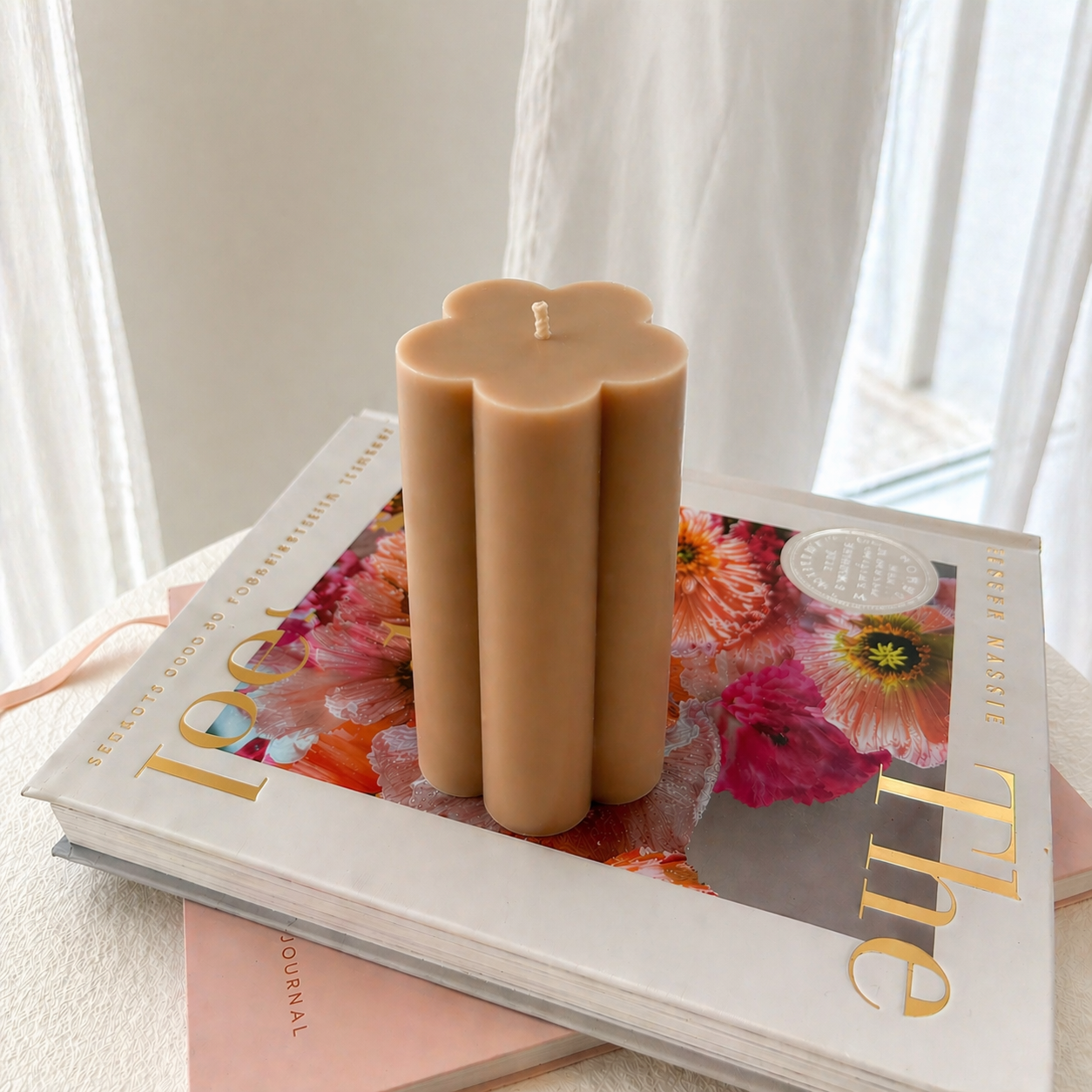 Flora Lumi Scented Candle (Brown)